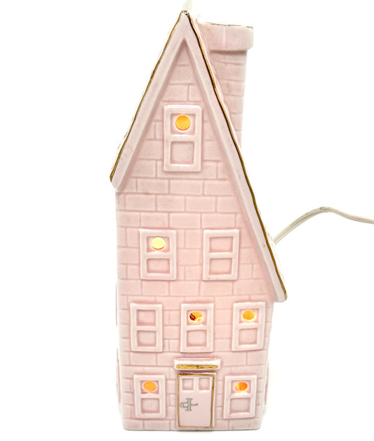 Casa con luce sul camino